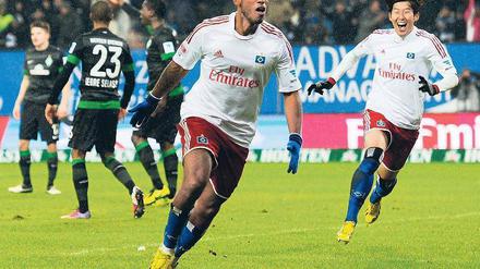 Spätberufener Debütant. Im 117. Bundesligaspiel für den HSV erzielt der Hamburger Dennis Aogo sein erstes Tor für den Verein. Einen besseren Zeitpunkt als das Nordderby hätte sich der frühere Nationalspieler kaum aussuchen können. Foto: dpa