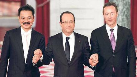 Hand in Hand in Hand. Airbus-Chef Fabrice Bregier (rechts) und Rusdi Kirna von Lion Air feiern den Großauftrag mit Präsident Francois Hollande. Foto: Reuters