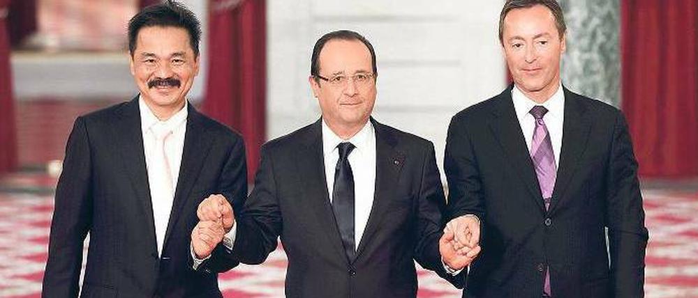 Hand in Hand in Hand. Airbus-Chef Fabrice Bregier (rechts) und Rusdi Kirna von Lion Air feiern den Großauftrag mit Präsident Francois Hollande. Foto: Reuters