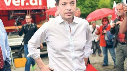 Offen defensiv. Karstadt-Eigentümer Nicolas Berggruen stellte sich am Freitag in Berlin demonstrierenden Angestellten. Foto: dpa