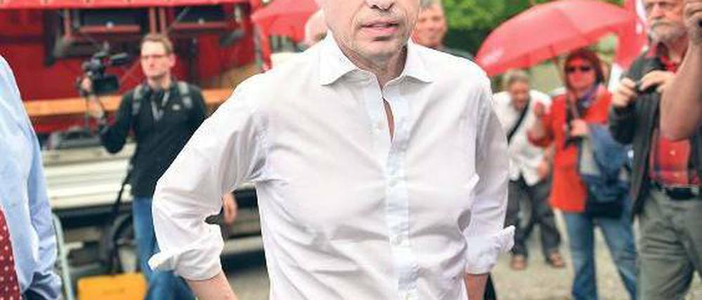 Offen defensiv. Karstadt-Eigentümer Nicolas Berggruen stellte sich am Freitag in Berlin demonstrierenden Angestellten. Foto: dpa