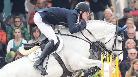 Angeschmiegt. Springreiter Deußer gewann erstmals einen Meistertitel. Foto: dpa