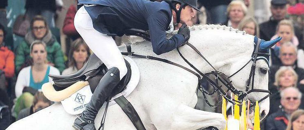 Angeschmiegt. Springreiter Deußer gewann erstmals einen Meistertitel. Foto: dpa