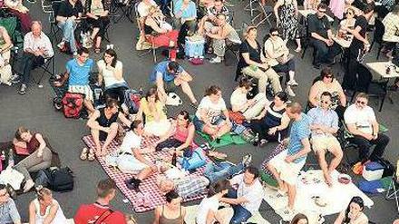 Auf heißem Asphalt. Beim Konzert der „Söhne Mannheims“ auf dem Gendarmenmarkt bevölkerten Fans ohne Tickets die Nebenstraßen. Foto: Breuel-Bild/Juri Reetz