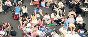 Auf heißem Asphalt. Beim Konzert der „Söhne Mannheims“ auf dem Gendarmenmarkt bevölkerten Fans ohne Tickets die Nebenstraßen. Foto: Breuel-Bild/Juri Reetz