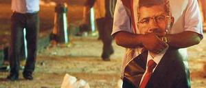 Einsamer Kampf: Ein Unterstützer des inzwischen abgesetzten Staatschefs Mohammed Mursi. In Kairo kommt es immer wieder zu Zusammenstößen von Anhängern Mursis und dessen Gegnern sowie der Polizei. Foto: Asmaah Waguih/Reuters