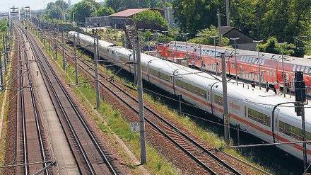 Ein Zug wird kommen. Die Schnellfahrstrecke von Berlin nach Brandenburg ist seit dem Hochwasser vom Mai schwer beschädigt. Foto: dpa