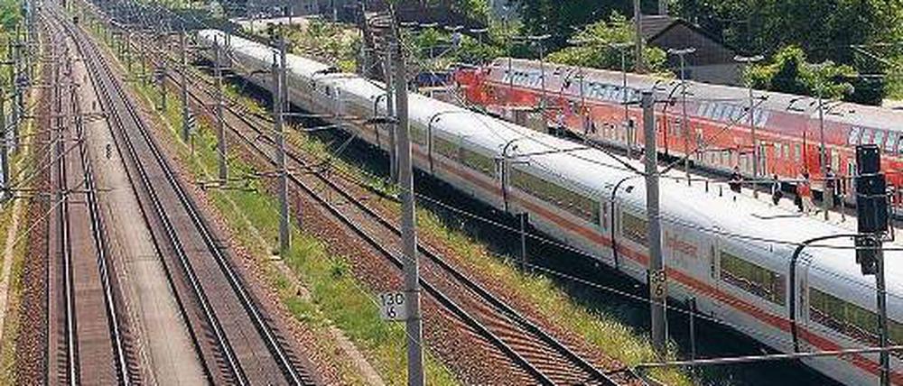 Ein Zug wird kommen. Die Schnellfahrstrecke von Berlin nach Brandenburg ist seit dem Hochwasser vom Mai schwer beschädigt. Foto: dpa