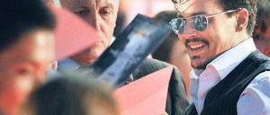 Schriftkünstler. Schon bei der Premiere in Tokio war Johnny Depps Autogramm hochbegehrt. Vor dem Cinestar am Potsdamer Platz dürfte dies kaum anders werden. Schon am Freitagvormittag versammelten sich dort die Fans. Foto: AFP