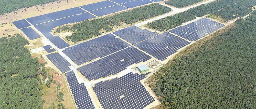 212 Hektar groß ist der Solarpark auf dem ehemaligen Flughafengelände. Foto: dpa