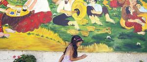 Ein Stück Hoffnung, 250 Kilometer nordöstlich von Budapest. In dem bettelarmen Dorf Bodvalenke waren Anfang Juli Romakünstler aus Ungarn und ganz Europa eingeladen, die Wände mit folkloristischen Motiven zu verzieren. Foto: Peter Kohalmi/AFP