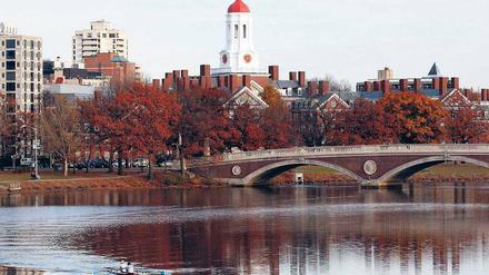 Blick auf Harvard. Manager aus aller Welt können hier ihre Kompetenzen in Unternehmensführung verbessern. An Eliteschmieden wie Harvard und Stanford holen sich künftige Chefs den letzten Schliff. Foto: Reuters