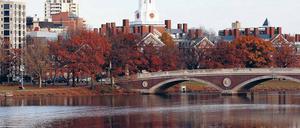 Blick auf Harvard. Manager aus aller Welt können hier ihre Kompetenzen in Unternehmensführung verbessern. An Eliteschmieden wie Harvard und Stanford holen sich künftige Chefs den letzten Schliff. Foto: Reuters