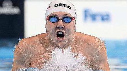 Marco Koch taucht aus dem Wasser auf.