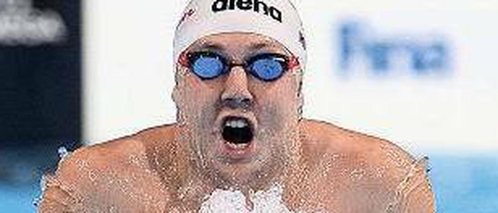 Marco Koch taucht aus dem Wasser auf.