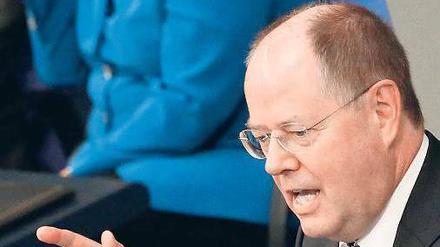 Abwehr durch Abwesenheit. Der SPD-Spitzenkandidat Steinbrück mag „die Hütchenspielerin“ Merkel noch so sehr attackieren. Die geht gar nicht darauf ein. Foto: Fabrizio Bensch/Reuters