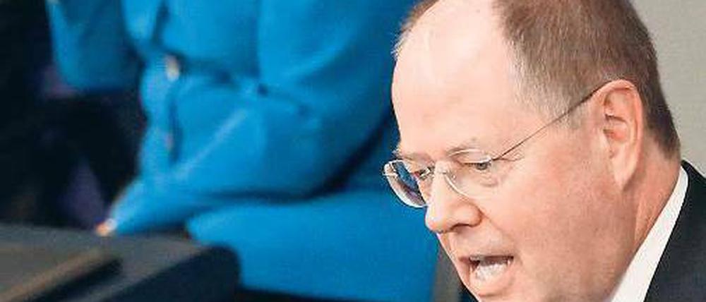 Abwehr durch Abwesenheit. Der SPD-Spitzenkandidat Steinbrück mag „die Hütchenspielerin“ Merkel noch so sehr attackieren. Die geht gar nicht darauf ein. Foto: Fabrizio Bensch/Reuters