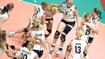 Spaß in Belgrad. Bei der EM vor zwei Jahren gab es für die deutschen Volleyballerinnen einiges zu feiern, hier bejubelt die Mannschaft den Halbfinalsieg gegen Italien. Im Endspiel verloren die Deutschen dann aber gegen Gastgeber Serbien. Foto: AFP