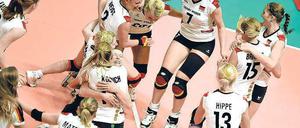 Spaß in Belgrad. Bei der EM vor zwei Jahren gab es für die deutschen Volleyballerinnen einiges zu feiern, hier bejubelt die Mannschaft den Halbfinalsieg gegen Italien. Im Endspiel verloren die Deutschen dann aber gegen Gastgeber Serbien. Foto: AFP