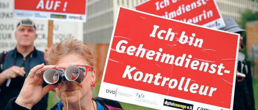 Protest gegen den Bundesnachrichtendienst. Deutschlands höchster Datenschützer will die Arbeit der Geheimdienste transparenter machen. Foto: Pawel Kopczynski/Reuters