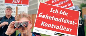 Protest gegen den Bundesnachrichtendienst. Deutschlands höchster Datenschützer will die Arbeit der Geheimdienste transparenter machen. Foto: Pawel Kopczynski/Reuters