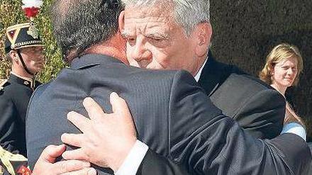 Der Elysée-Palast setzte am Donnerstag ein ähnliches Foto der inningen Umarmung auf seine Twitter-Startseite. Foto: dpa