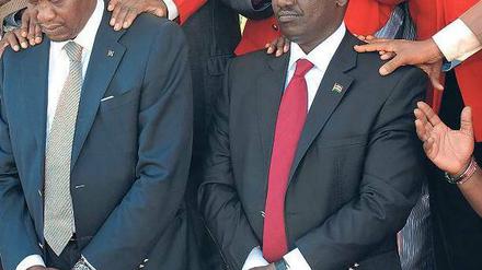 Hilfe von höheren Mächten. Kenias Präsident, Uhuru Kenyatta (l.), und sein Vize William Ruto beten, dass der Internationale Strafgerichtshof sie freispricht. Foto: John Muchucha/AFP