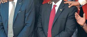 Hilfe von höheren Mächten. Kenias Präsident, Uhuru Kenyatta (l.), und sein Vize William Ruto beten, dass der Internationale Strafgerichtshof sie freispricht. Foto: John Muchucha/AFP