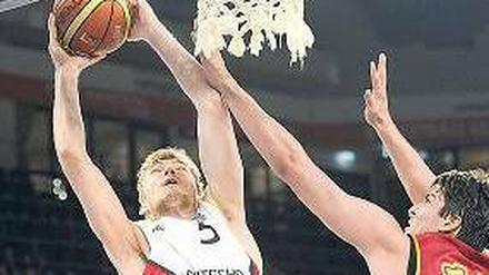 Eindeutig vielseitig. Der 22 Jahre alte Giffey (links, hier beim Supercup gegen Mazedonien) bringt alle Fähigkeiten mit, die ein moderner Basketballer benötigt. Foto: dpa