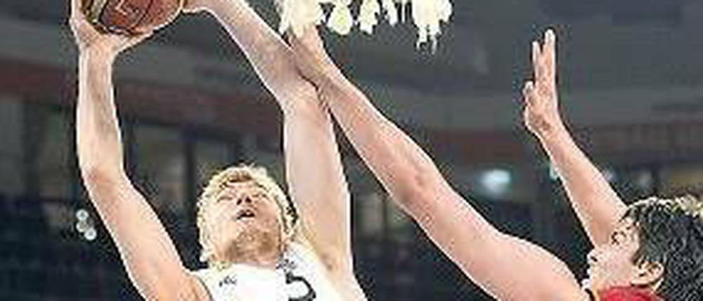 Eindeutig vielseitig. Der 22 Jahre alte Giffey (links, hier beim Supercup gegen Mazedonien) bringt alle Fähigkeiten mit, die ein moderner Basketballer benötigt. Foto: dpa