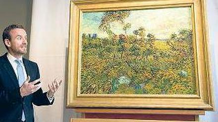 Museumsdirektor Axel Rüger vor dem Bild „Sonnenuntergang bei Montmajour“. Foto: AFP