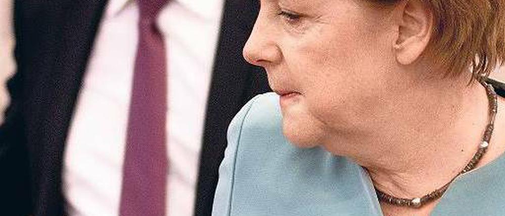 In Verteidigungshaltung. Außenminister Guido Westerwelle (FDP) und Kanzlerin Angela Merkel (CDU) sehen sich in der Syrienfrage auf der richtigen Seite. Foto: Kay Nietfeld/dpa
