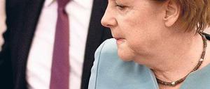 In Verteidigungshaltung. Außenminister Guido Westerwelle (FDP) und Kanzlerin Angela Merkel (CDU) sehen sich in der Syrienfrage auf der richtigen Seite. Foto: Kay Nietfeld/dpa