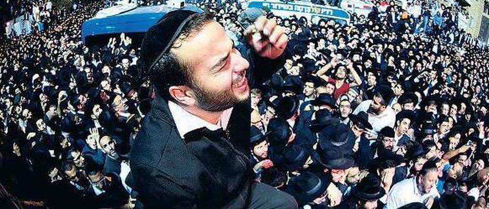 Letztes Geleit: Beim Begräbnis des Gründers der ultraorthodoxen Schas-Partei mussten wegen der Menschenmassen zahlreiche Straßen gesperrt werden. Foto: dpa