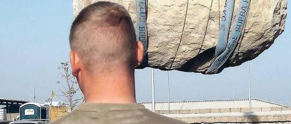 Von Kundus nach Geltow. Bundeswehrsoldaten verladen in Afghanistan den Gedenkstein. Er soll Teil des Ehrenhains in der Tresckow-Kaserne werden. Fotos: dpa