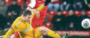 Union sieht gelb. Der Berliner Terodde im Zweikampf mit Aalens Junglas (l.). Foto: dpa