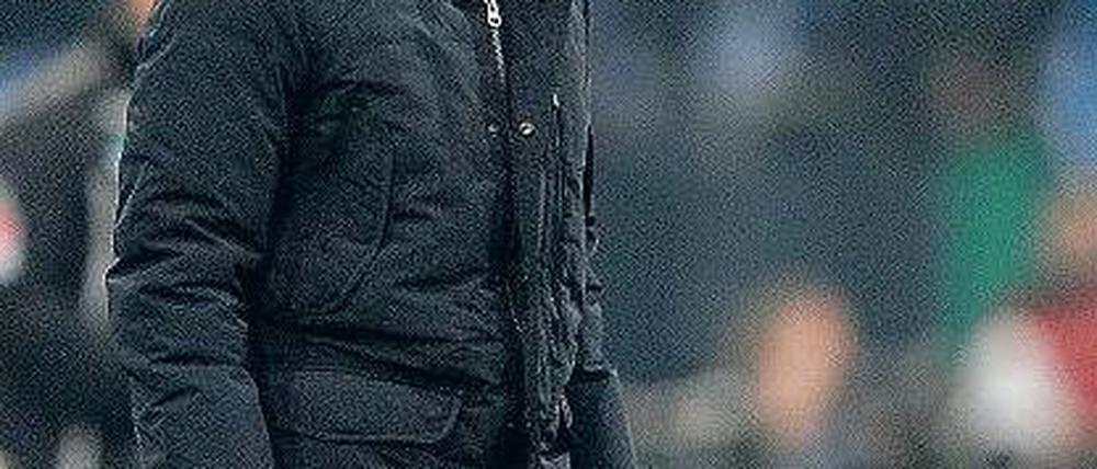 Ohne Einfluss. Jens Keller hätte zur Pause zehn Spieler auswechseln können.Foto: dpa