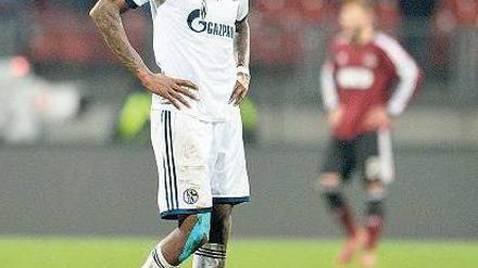 Und dann die Hände zur Hüfte. Schalkes Santana ist bedient, der FCN auch. Foto: dpa