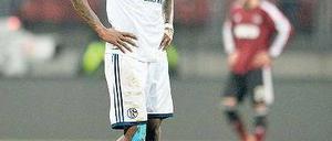 Und dann die Hände zur Hüfte. Schalkes Santana ist bedient, der FCN auch. Foto: dpa