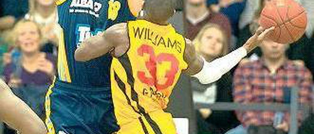 Kein Durchkommen. Albas Wohlfahrt-Bottermann stoppt Richard Williams.Foto: Imago