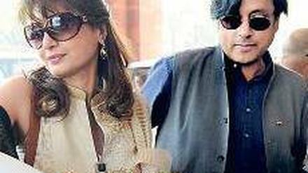 Glamourpaar. Der frühere UN-Vizechef Shashi Tharoor und Sunanda Pushkar. Foto: AFP