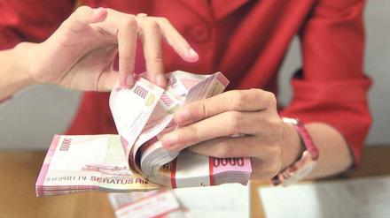 Geld wechseln. Die indonesische Wirtschaft, die größte in Südostasien, wuchs 2013 so langsam wie zuletzt vor vier Jahren.