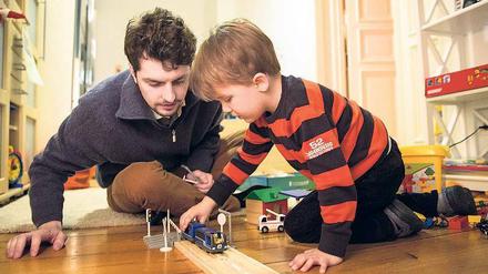 Tante Daan muss ran. So nennt Rocco (r.) seinen Babysitter Daan Löning – einen der wenigen Männer in der Kinderbetreuung.