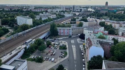 Blick nach Westen. Unten die Altbauten von Stresow, in der Bildmitte Arcaden, ICE-Bahnhof und der Rathausturm.