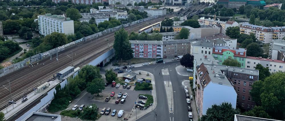 Blick nach Westen. Unten die Altbauten von Stresow, in der Bildmitte Arcaden, ICE-Bahnhof und der Rathausturm.