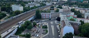 Blick nach Westen. Unten die Altbauten von Stresow, in der Bildmitte Arcaden, ICE-Bahnhof und der Rathausturm.