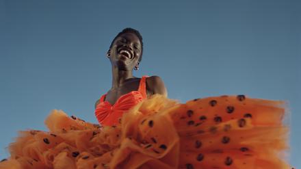 Freude im Zentrum: Die Fotografie „Orange Dress“ von Nadine Ijewere aus dem Jahr 2018 ist aktuell ebenfalls im C/O Berlin zu sehen.