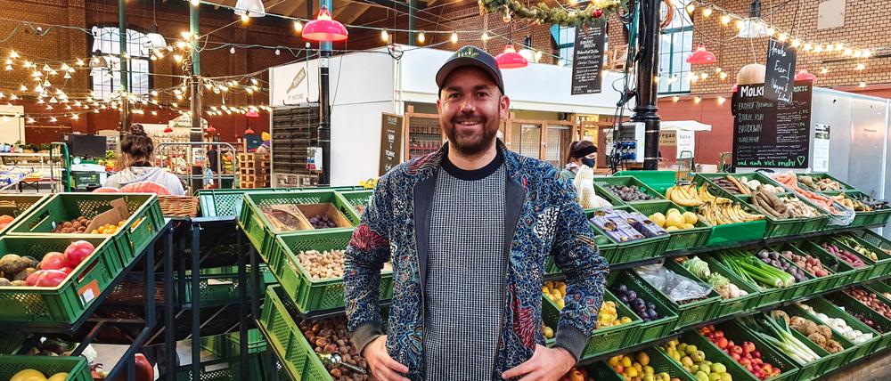  Waren aus der Region. Jiro Nitsch, Gründer von „Plattform 2020“, versorgt Restaurants und Privatkunden mit Lebensmitteln aus Läden der „Markthalle Neun“.
