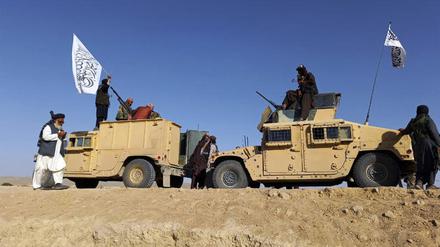 Taliban mit erbeuteten Jeeps der afghanischen Armee.