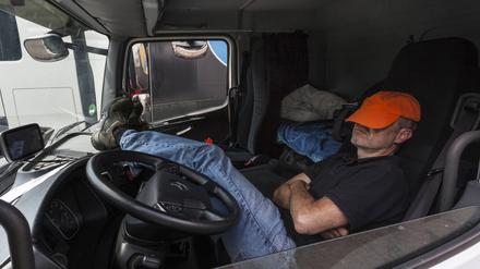 Berufskraftfahrer auf dem Rastplatz in seinem Lkw während seiner Ruhezeit *** Professional driver at the resting place in his truck during his rest period  